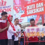 55 Ribu Orang Berkostum Unik Ramaikan Jalan Sehat di Batu