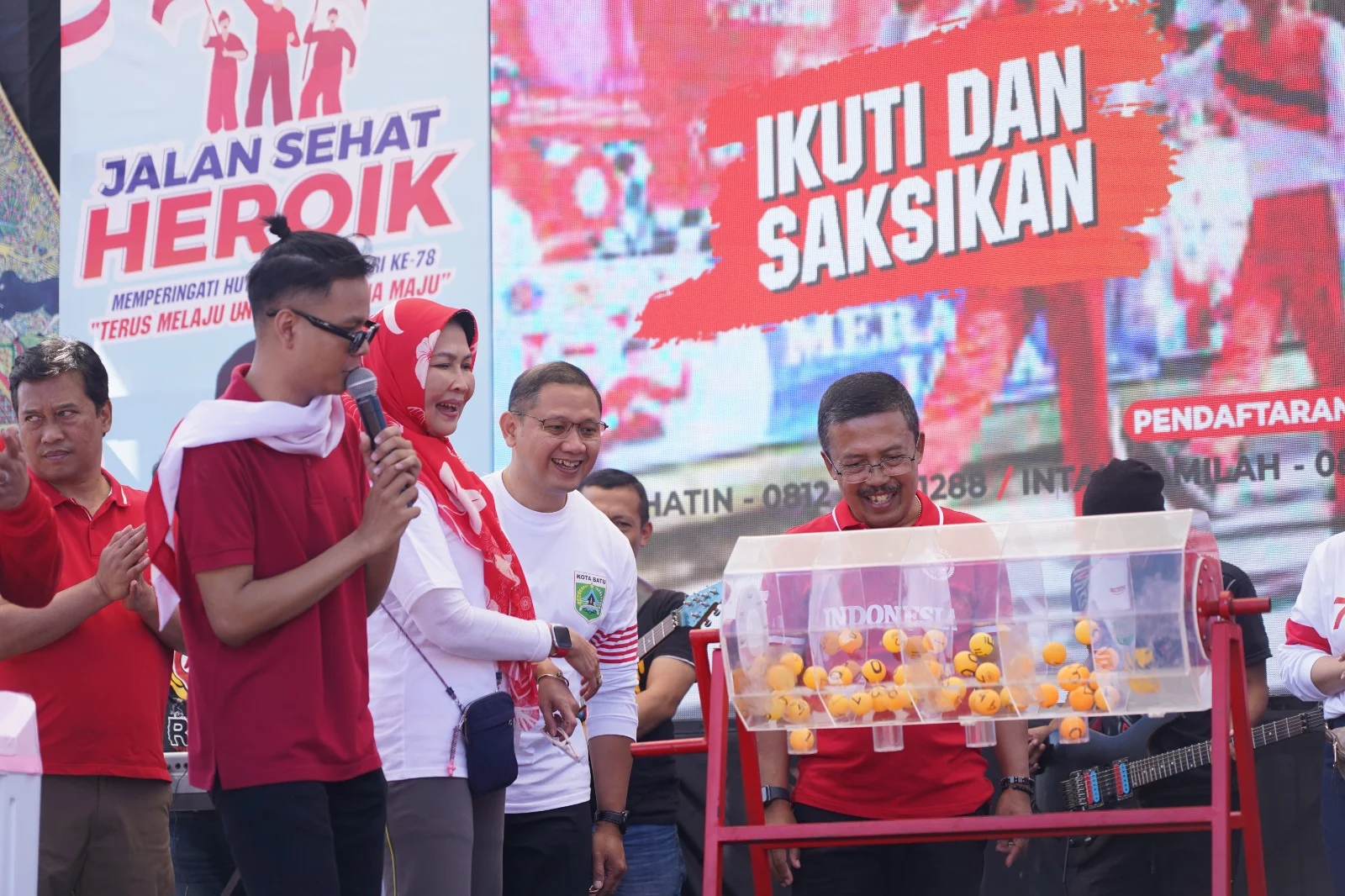 55 Ribu Orang Berkostum Unik Ramaikan Jalan Sehat di Batu